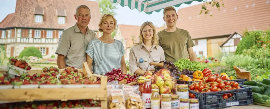 Manfred, Ingrid, Franzi und Chris Bauer an ihrem Marktstand