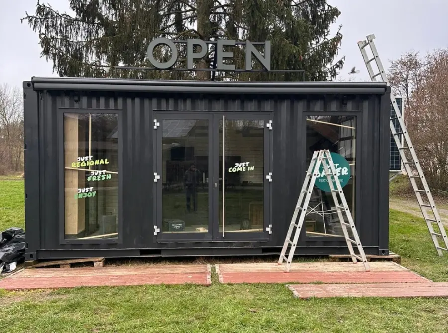 Der Container wird zum Food-Stop umgebaut: Fenster- und Türöffnungen entstehen