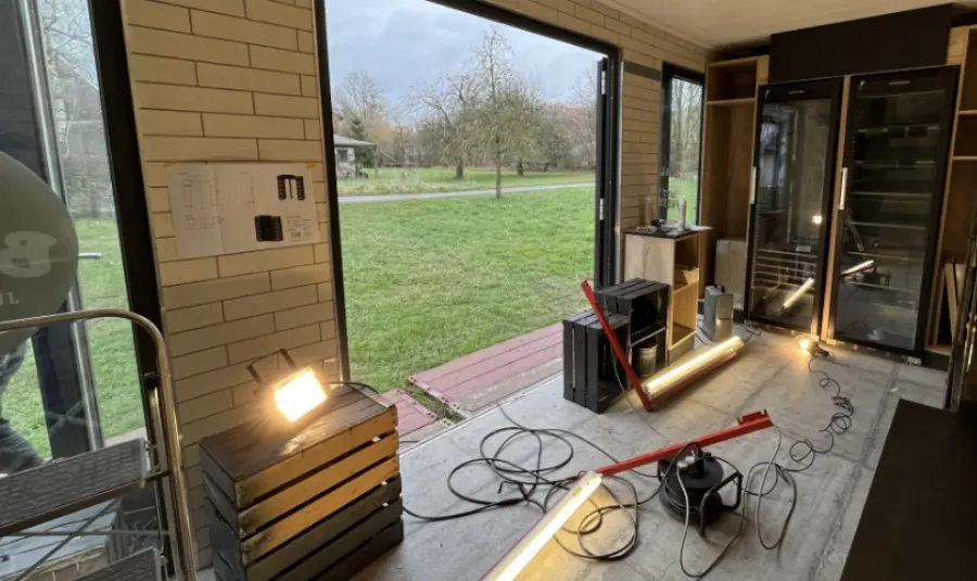 Innenausbau des Containers mit Boden, Licht und Werkzeug