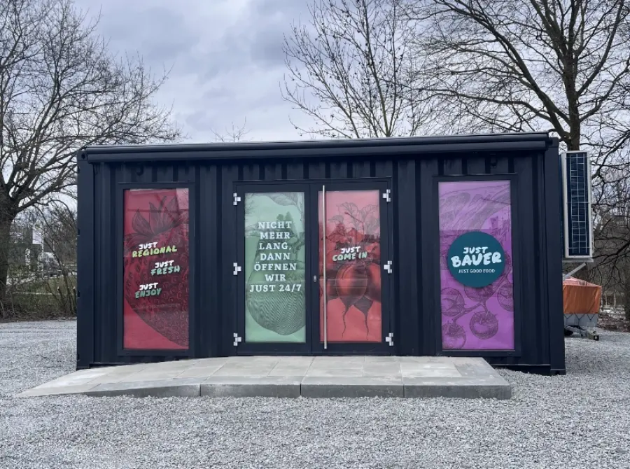 Der fertig verkleidete Container von außen