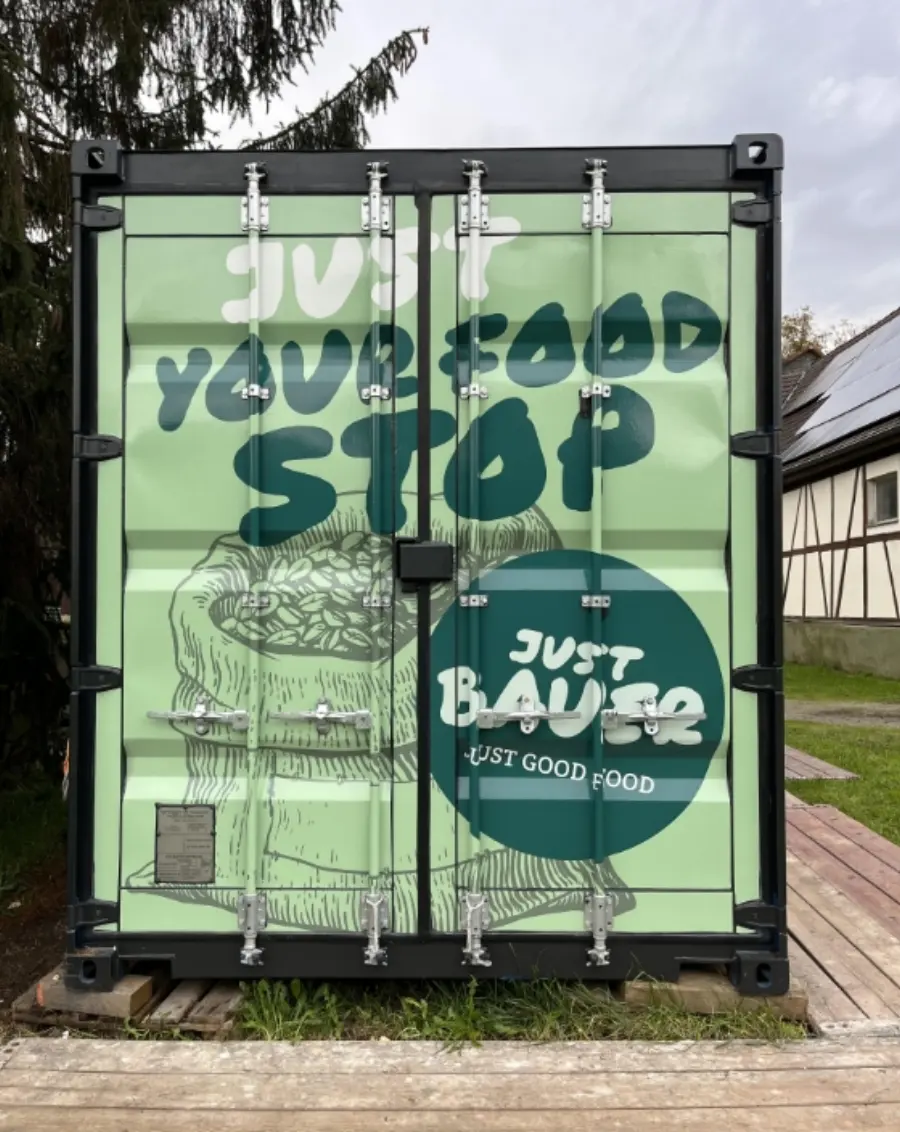 Der beklebte Food-Stop mit dem Schriftzug Just your Food Stop