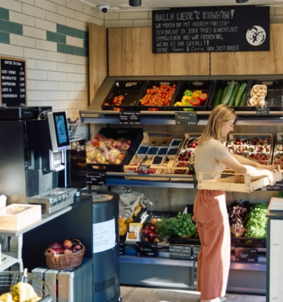Kundin im Food-Stop vor den Kühlregalen