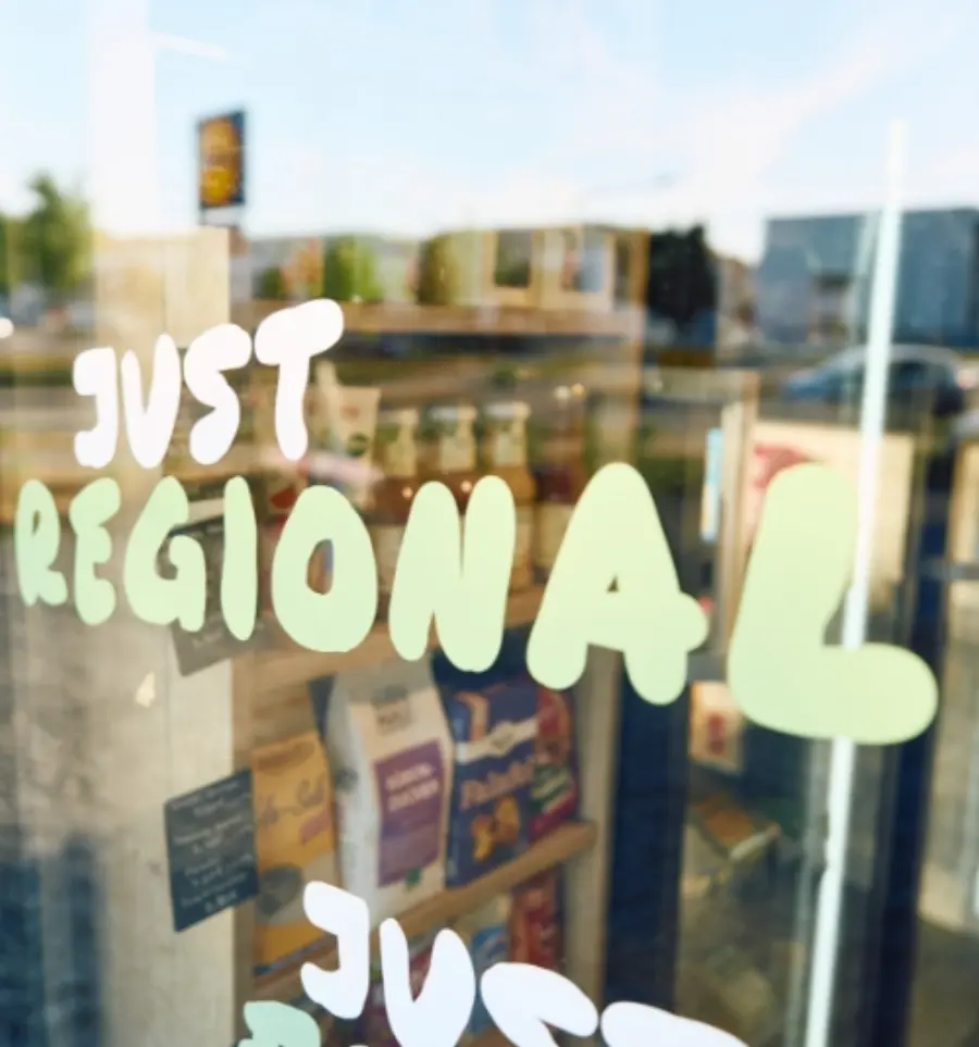 Schaufenster des Hofladens mit dem Schriftzug Just regional