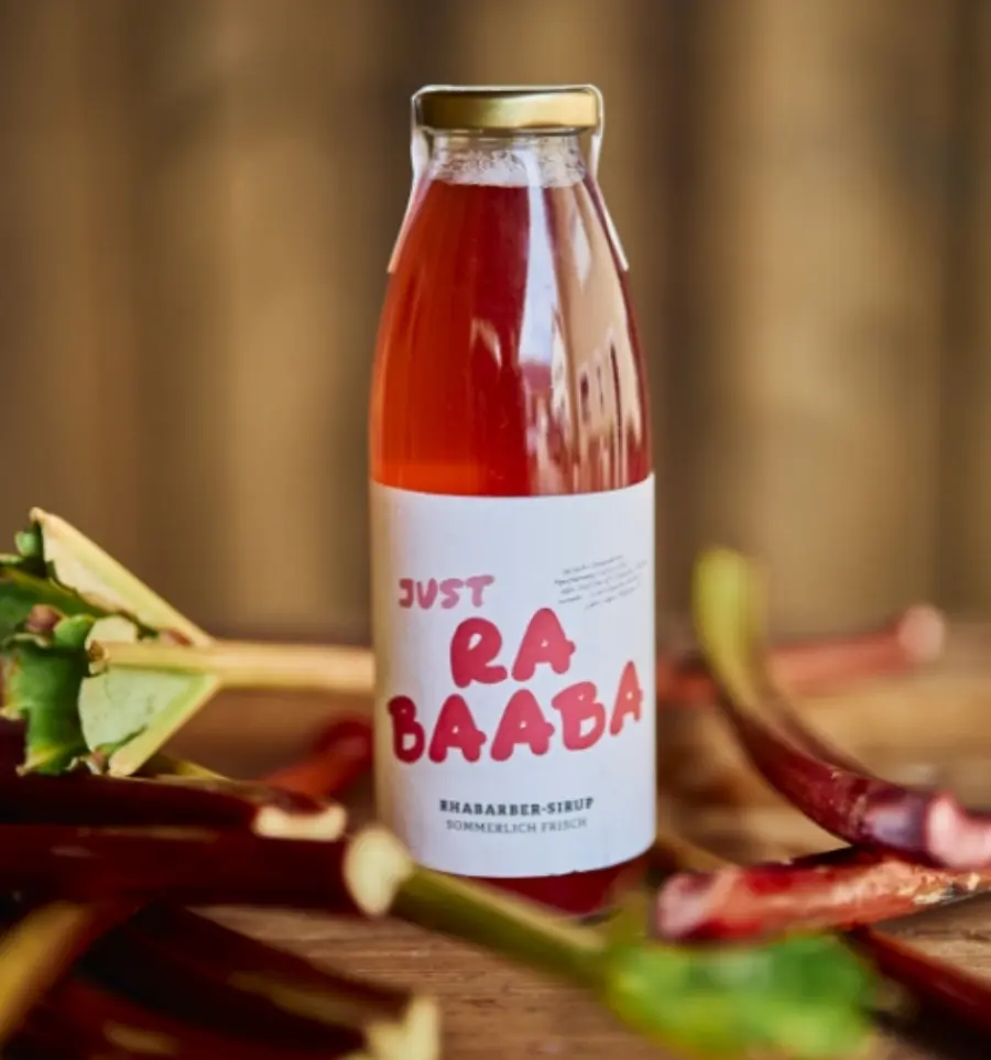 Flasche Rhabarber-Sirup Just Rabaaba aus der Hofküche